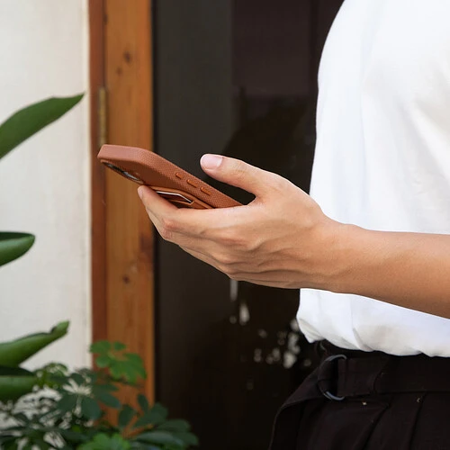 (RE)CLASSIC CASE FOR IPHONE 17 TAN, чехол защитный для iPhone 16, цвет: коричневый