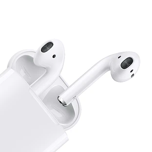 AirPods 2 в зарядном футляре