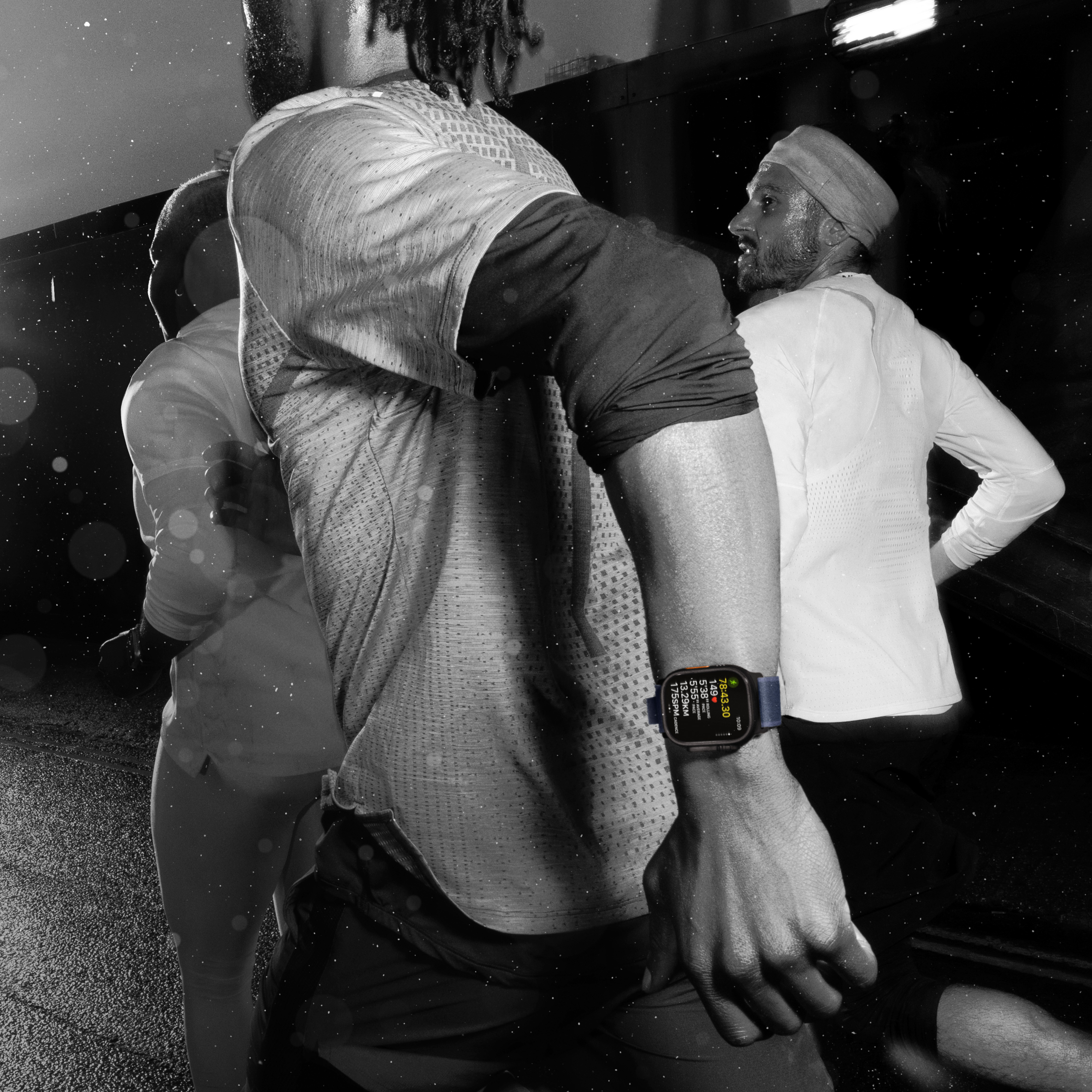 Apple Watch Ultra 2 2024 Темно-синий ремешок Ocean, 49мм, Natural Titanium